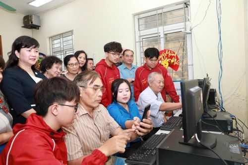 Tập huấn khai thác các phần mềm trực tuyến cho người dân, tại nhà sinh hoạt cộng đồng TDP 29, 30 phường Bạch Mai. Ảnh: PV