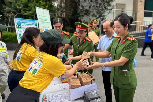 Các đại biểu tham gia chương trình đôi rác tái chế lấy quà tặng. Ảnh: Vân Nhi