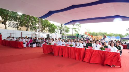Các đại biểu dự lễ khởi công dự án nhà ở cho thuê tại Khu đô thị Pháp Vân - Tứ Hiệp (phường Yên Sở). Ảnh: Minh Đức