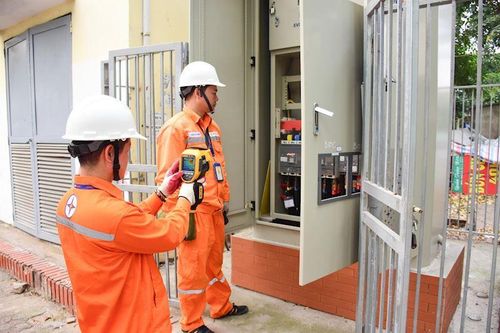 Nhiệt độ tăng thêm 1 độ C trong các đợt nắng nóng cực đoan, phụ tải cực đại của miền Bắc có thể tăng thêm hàng trăm MW. Ảnh: EVNHANOI.