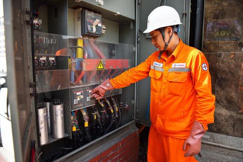 Nhân viên EVNHANOI kiểm tra hệ thống cung cấp điện tại phường Tây Hồ. Ảnh: PV