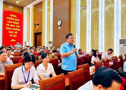 Cử tri nêu ý kiến tại hội nghị.