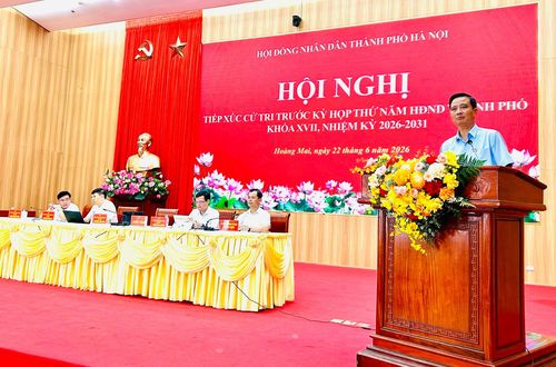 Đồng chí Nguyễn Xuân Linh trả lời các ý kiến, kiến nghị của cử tri. Ảnh: Trần Oanh.