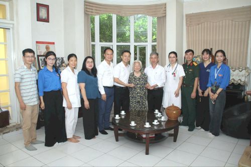 Đoàn công tác của phường Phú Thượng và đội ngũ y tế đến tận nhà thăm khám, chăm sóc sức khỏe cho cụ Phạm Thị Bắc. Ảnh: Hoàng Vũ