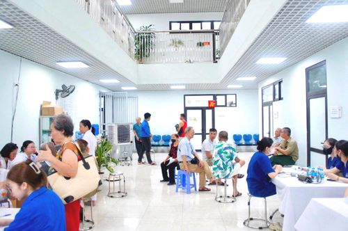 Trạm Y tế phường Phú Thượng đón tiếp đông đảo người có công đến khám sức khỏe. Ảnh: Tuệ Lâm