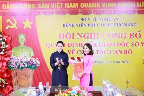 TS.BSCKII Lê Thị Hoài Chung - Giám đốc Sở Y tế Nghệ An trao quyết định điều động, bổ nhiệm ThS.BSCKII Lê Thị Chung giữ chức Giám đốc Bệnh viện Phục hồi chức năng Nghệ An.