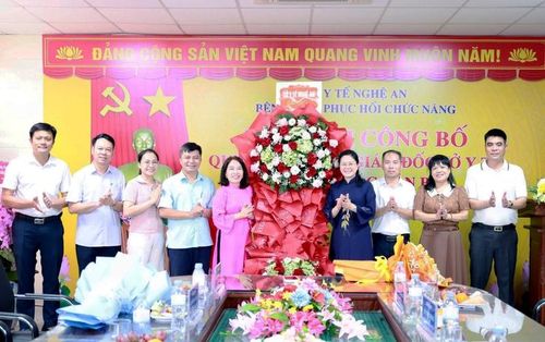 Lãnh đạo Sở Y tế Nghệ An, Bệnh viện Phục hồi chức năng Nghệ An và các đơn vị chúc mừng ThS.BSCKII Lê Thị Chung được điều động, bổ nhiệm giữ chức Giám đốc Bệnh viện Phục hồi chức năng Nghệ An.