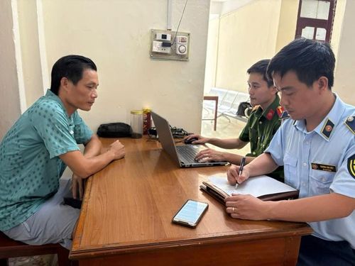 Anh Lê Minh Tân, người đại diện quản lý bãi xe tại cơ quan công an.