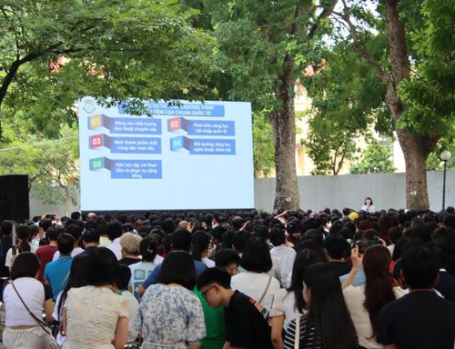 Phụ huynh và học sinh tham gia buổi tư vấn định hướng tại Trường THPT Chuyên Chu Văn An (Hà Nội). Ảnh: Phương Lan