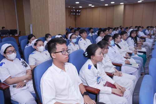 Đông đảo bác sĩ, nhân viên y tế, học viên theo dõi, cập nhật những tiến bộ trong phẫu thuật thay khớp háng. Ảnh: Q.C