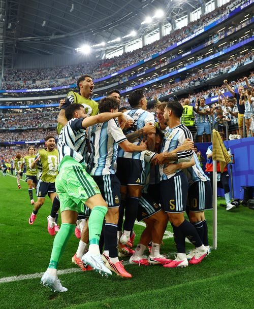 Argentina toàn thắng sau 2 trận đầu, chắc suất có mặt tại vòng knock out, khởi đầu không thể tuyệt hơn của nhà đương kim vô địch. Ảnh: Reuters.