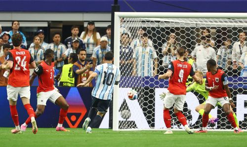 Sau 3 cơ hội bị bỏ lỡ, Messi cũng đã tìm được mảnh lưới tuyển Áo. Ảnh: Reuters.
