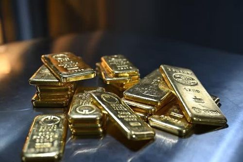 Những thỏi vàng với trọng lượng khác nhau. Ảnh: Reuters.