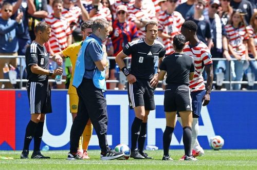 Katia Itzel Garcia làm trọng tài thứ tư ở trận Mỹ thắng Australia 2-0. Ảnh: Reuters.