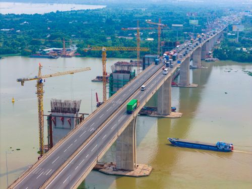 Dự án không chỉ giúp giảm áp lực giao thông hiện hữu mà còn đóng vai trò là “đòn bẩy” thu hút đầu tư, thúc đẩy giao thương và hình thành không gian phát triển liền mạch, bền vững giữa hai trung tâm kinh tế lớn của vùng.