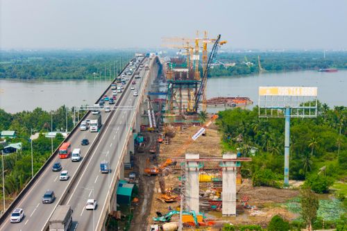 Hiện tại, nhà thầu đang tranh thủ thời tiết khô ráo, chủ động huy động nhân sự, thiết bị để hoàn thành các cọc khoan nhồi, trụ cầu và xử lý nền đất yếu phần đường dẫn trước mùa mưa.