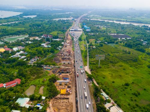 Bên cạnh đó, biến động giá xăng dầu, vật liệu xây dựng như sắt thép, cát, đá tăng mạnh, nguồn cung hạn chế cũng ảnh hưởng không nhỏ đến tiến độ thi công.