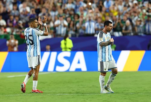  Trang phục thi đấu được thay đổi vào giờ chót của Argentina trong trận gặp Algeria. Ảnh: Bernadett Szabo/Reuters.