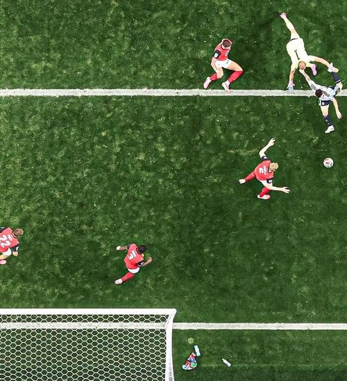  Messi bình tĩnh lập cú đúp trong trận. 