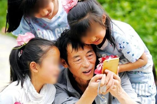  Ông Guo Xiaoping cùng học sinh trường Ruy băng đỏ. Ảnh: SCMP.