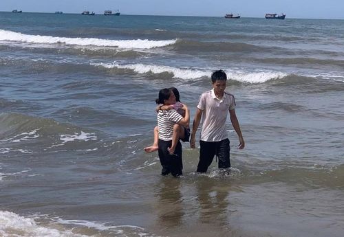  Chị Phạm Thị Thương xúc động khi con được em Lê Đức Trung hỗ trợ, cứu hộ kịp thời. 