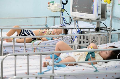Trẻ mắc tay chân miệng độ nặng được điều trị tích cực tại TP.HCM. Ảnh minh họa: Hoài Bảo.