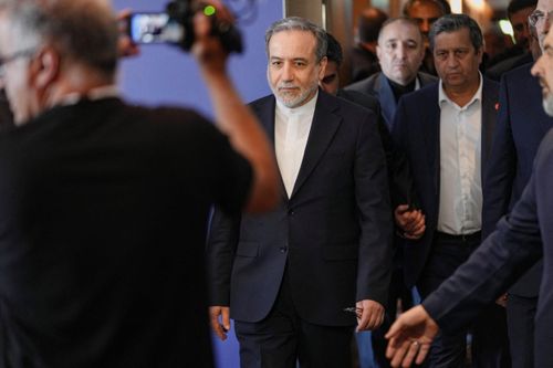 Ngoại trưởng Iran Abbas Araqchi bước vào cuộc họp 4 bên giữa Mỹ, Iran, Pakistan và Qatar diễn ra tại khu nghỉ dưỡng Buergenstock, Thụy Sĩ, ngày 21/6. Ảnh: Reuters.