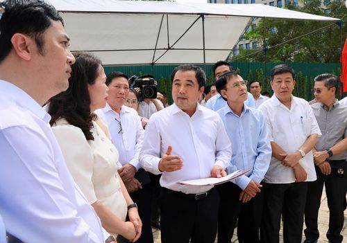 Ủy viên Bộ Chính trị, Bí thư Thành ủy, Trưởng đoàn đại biểu Quốc hội thành phố Hà Nội Trần Đức Thắng đi kiểm tra thực địa một số dự án trên địa bàn thành phố. Ảnh: TTXVN