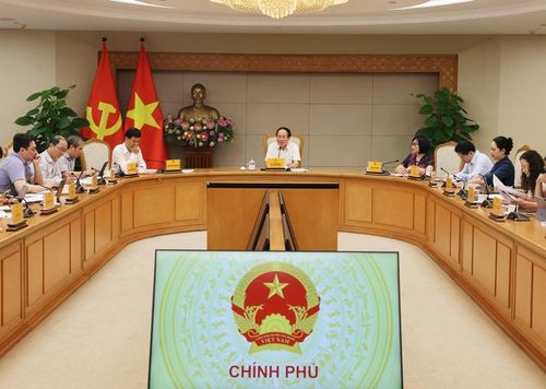 Phó Thủ tướng: Hệ thống cần đơn giản, linh hoạt, liên thông với các phần mềm hiện có và nghiên cứu ứng dụng AI để hỗ trợ chấm điểm - Ảnh: VGP/Thu Sa