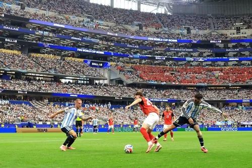 Áo nỗ lực tìm kiếm bàn gỡ. (Ảnh: FIFA)