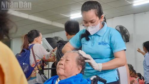 Bà Năm cảm thấy thoải mái khi được hỗ trợ gội đầu tại chỗ và xem biểu diễn văn nghệ.