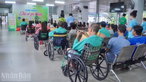 Chương trình đầy nhân văn đã thu hút đông đảo người bệnh tham gia.