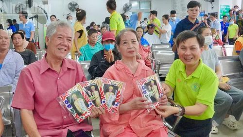 Ông bà phấn khởi chia sẻ hình ảnh kỷ niệm cùng Thạc sĩ Lê Minh Hiển, Trưởng phòng Công tác xã hội, Bệnh viện Chợ Rẫy.