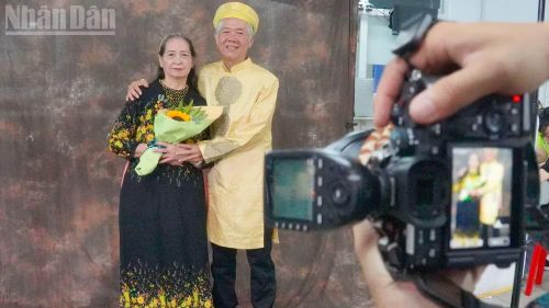Vợ chồng ông Long và bà Hồ vui vẻ chụp ảnh cùng áo dài.