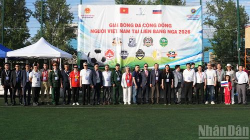 Ban tổ chức giải chụp ảnh lưu niệm. (Ảnh: THANH THỂ)