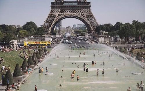 Các đài phun nước và kênh ở Paris là nơi để người dân và khách du lịch "giải nhiệt".