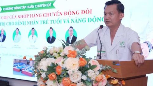 Đại tá, Tiến sĩ, bác sĩ Phan Đình Mừng, Phó Giám đốc Bệnh viện Quân y 175, Giám đốc Viện Chấn thương Chỉnh hình phát biểu tại chương trình.