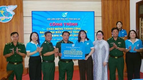 Trao tặng bảng tượng trưng 2 Mái ấm tình thương cho phụ nữ có hoàn cảnh khó khăn.