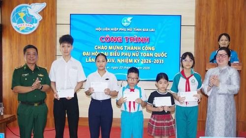Lãnh đạo hai đơn vị trao học bổng cho các em học sinh khó khăn trên địa bàn.