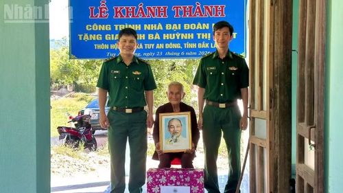 Đại diện Ban Chỉ huy Bộ đội Biên phòng tỉnh Đắk Lắk và Đồn Biên phòng An Hải tặng quà gia đình bà Chút.