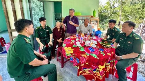 Phó Chủ tịch Ủy ban nhân dân xã Tuy An Đông Nguyễn Thanh Minh phát biểu chúc mừng gia đình bà Chút.