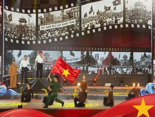 Các nghệ sĩ của Đoàn biểu diễn trong một chương trình chào mừng 80 năm Quốc khánh 2/9.