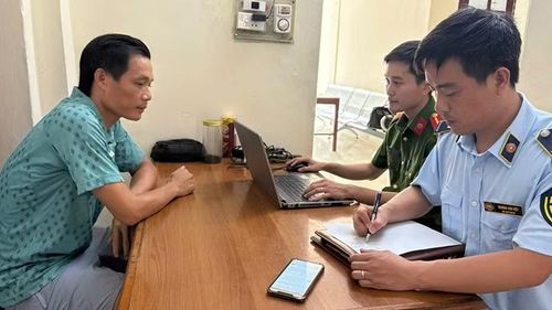 Lực lượng chức năng làm việc với chủ cơ sở trông giữ xe.