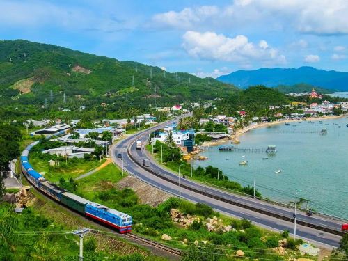 Tàu tuyến bắc-nam qua địa phận tỉnh Khánh Hòa.