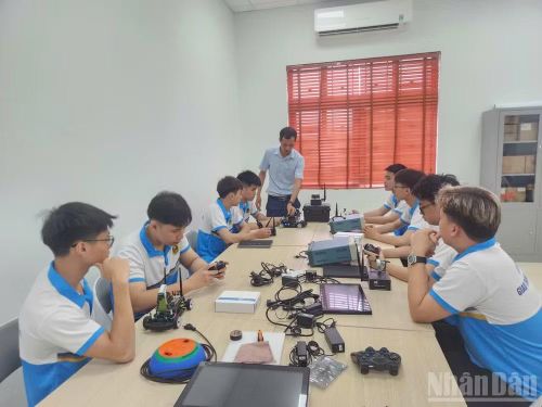 Sinh viên lớp kỹ thuật xây dựng công trình giao thông 5 - Trường đại học Giao thông vận tải Hà Nội trong 1 buổi học thực hành về máy móc, động cơ đường sắt.