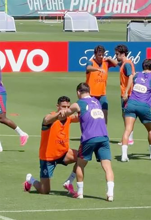 Khoảnh khắc hài hước giữa Ronaldo và Conceicao. Ảnh chụp từ clip