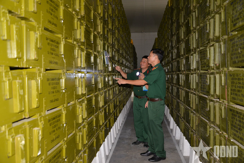  Cán bộ Kho K822 kiểm tra công tác bảo quản đạn. 