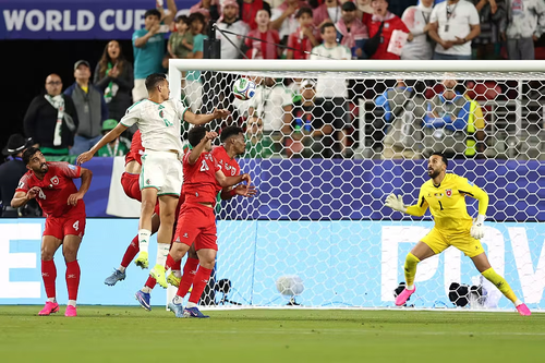  Ahmed Benbouali đánh đầu gỡ hòa cho Algeria. Ảnh: Getty 