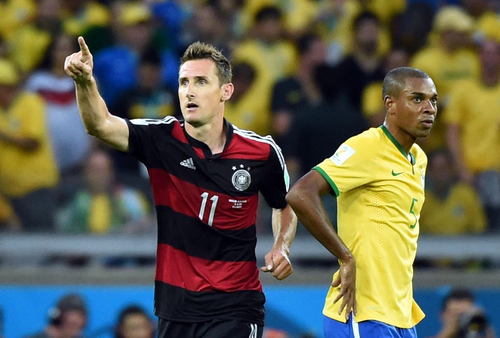 Ngày 8-7-2014, tiền đạo Miroslav Klose của đội tuyển Đức (bên trái) ăn mừng bàn thắng trong trận bán kết World Cup 2014 diễn ra tại Brazil, đội tuyển Đức đánh bại đội chủ nhà Brazil với tỷ số 7-1 để giành quyền vào chung kết. Ảnh: THX