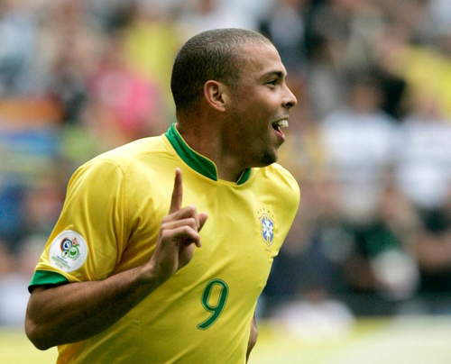  Ngày 27-6-2006, tiền đạo Ronaldo của đội tuyển Brazil ăn mừng sau khi ghi bàn thắng, trong trận đấu diễn ra cùng ngày tại thành phố Dortmund (Đức) khi Brazil chạm trán đội tuyển Ghana ở vòng 1/8 World Cup 2006. Ảnh: THX 